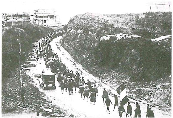 (בספר תמונה של מוסוליני נכנס לרומא כדי לקבל את תפקיד ראש המשלה, 28 באוקטובר 1922)